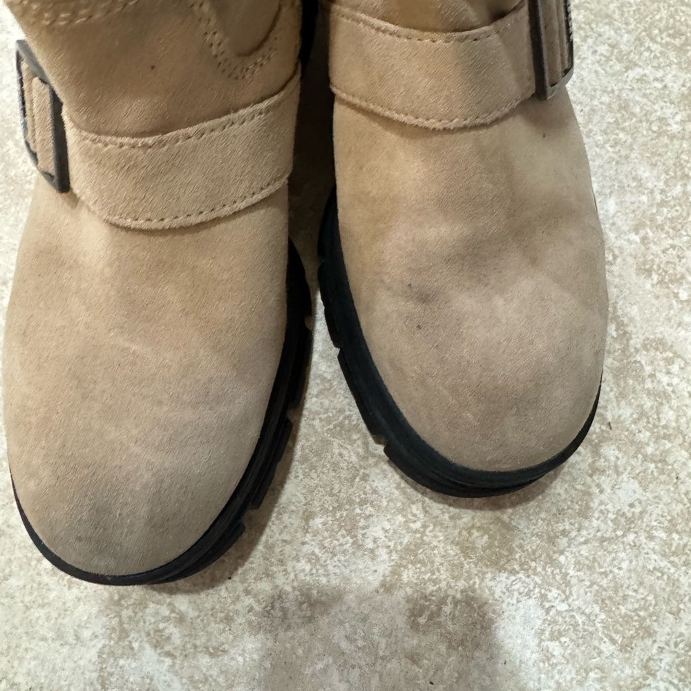 UGG Black and Tan Sole Boots - Picture 3 of 9